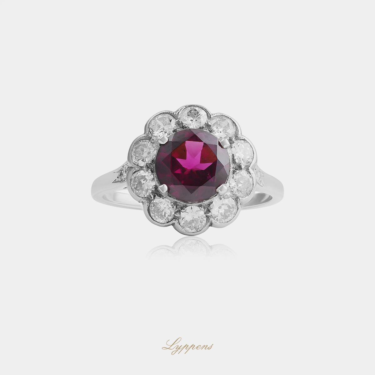 Witgouden vintage entourage ring met rhodoliet en diamant