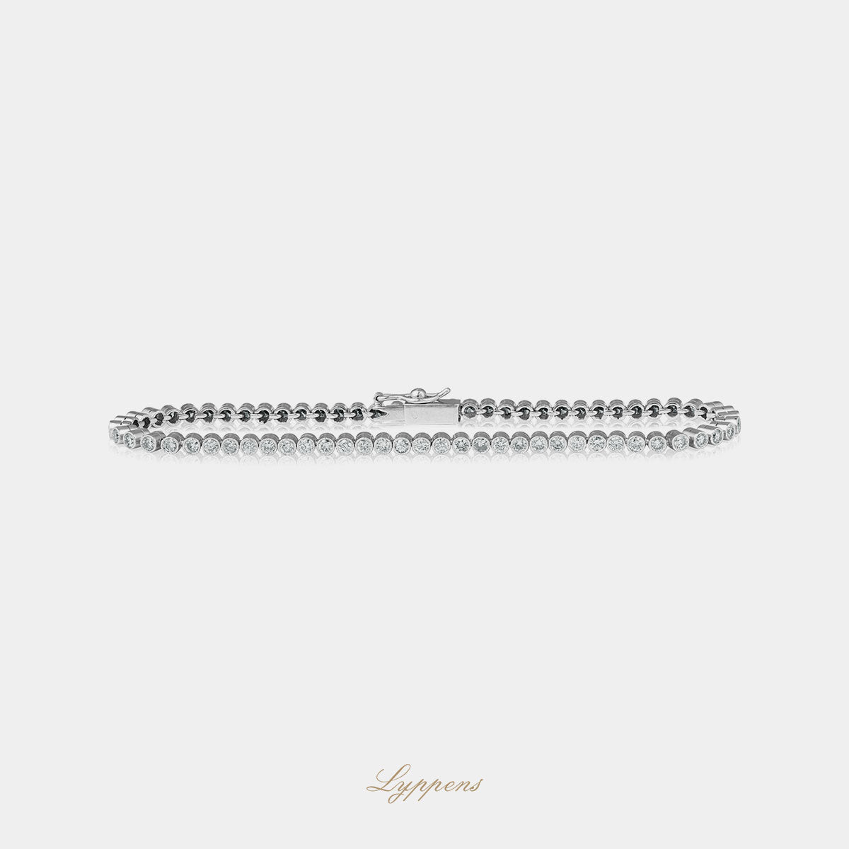 Platina tennisarmband gezet met briljant geslepen diamant in een zetkastje met millegriffe rand.