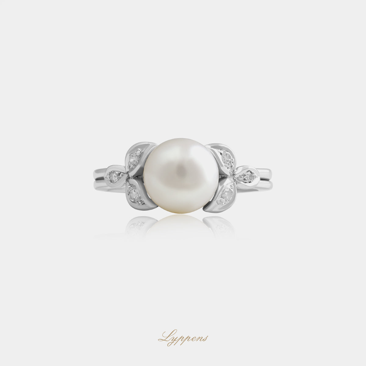 18kt witgouden vintage jaren ’60 ring met ronde witte cultivé parel en achtkant geslepen diamanten in bloemvorm