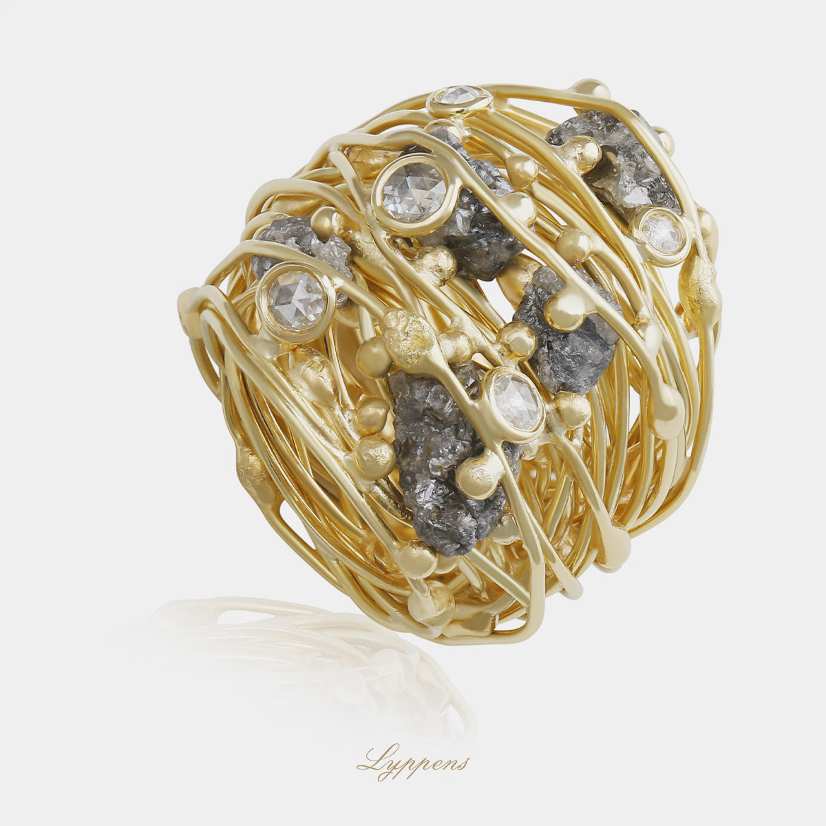 Vintage ring van 18kt geelgoud met vrij gevormd gouddraad, gezet met ruwe grijze en roosgeslepen diamanten