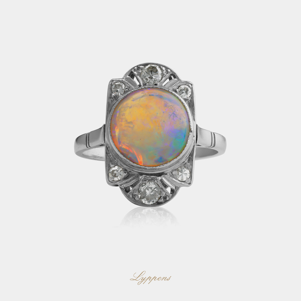 Platina vintage ring met cabochon opaal en achtkant geslepen diamant
