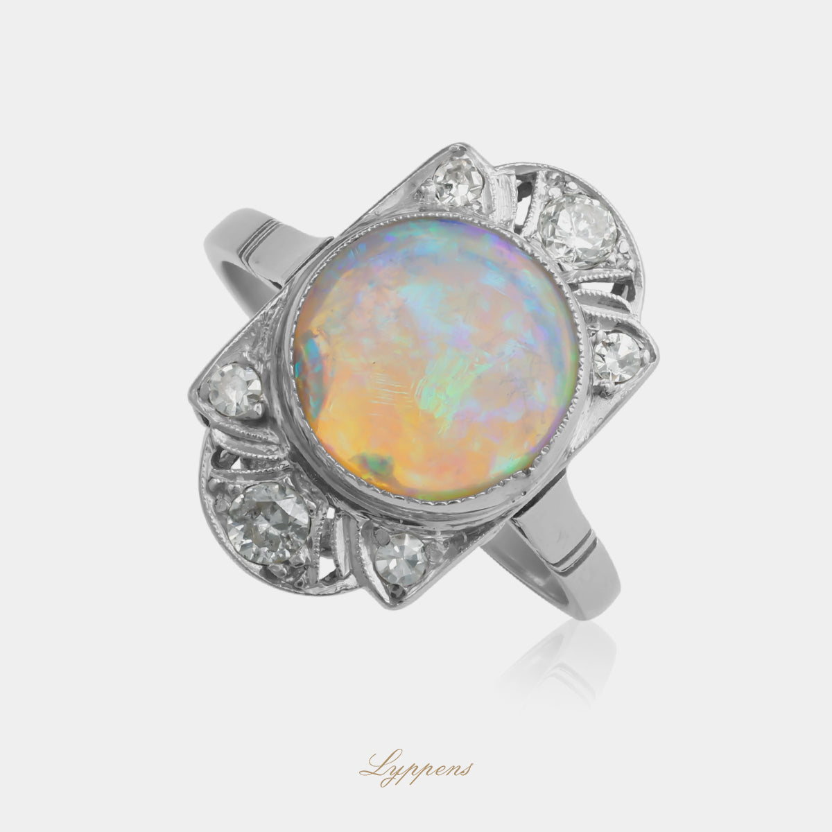Vintage platina ring met opaal cabochon en diamant accenten, klassiek design