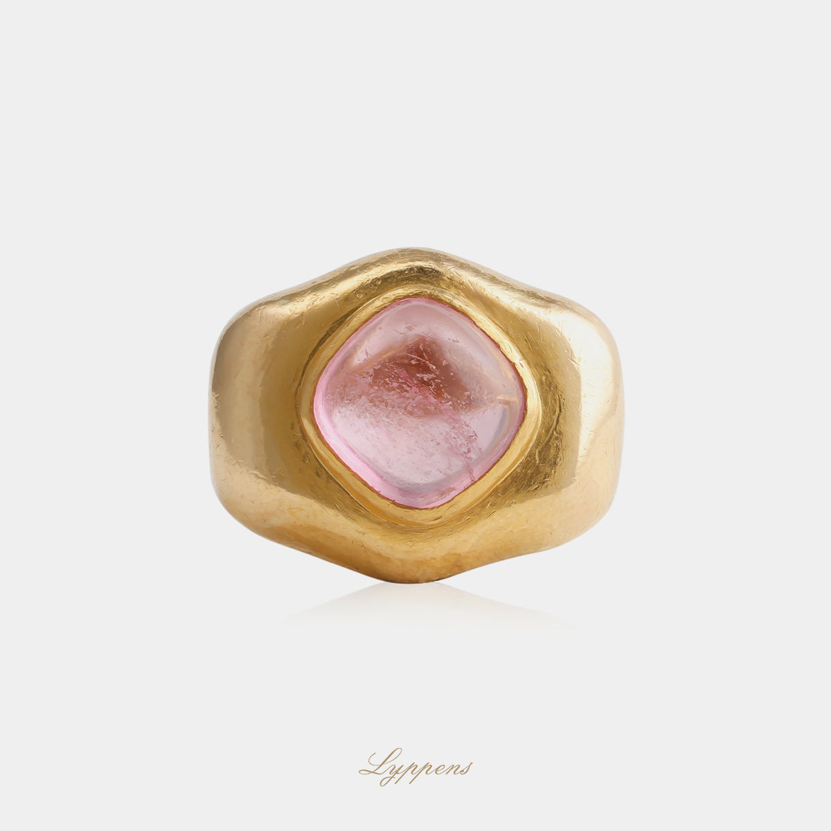 20kt geelgouden vintage jaren ’60 ring met vierkante cabochon geslepen toermalijn en brede, gehamerde vormgeving