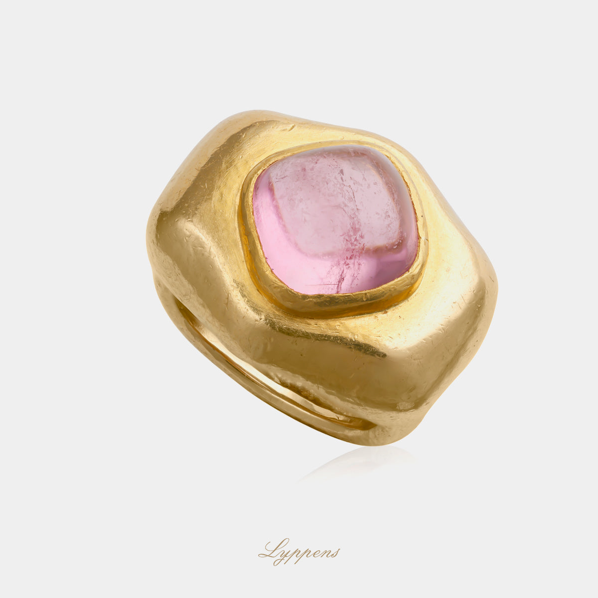 Vintage ring uit de jaren ’60 van 20kt geelgoud met centraal een vierkante cabochon toermalijn en sculpturale gehamerde afwerking