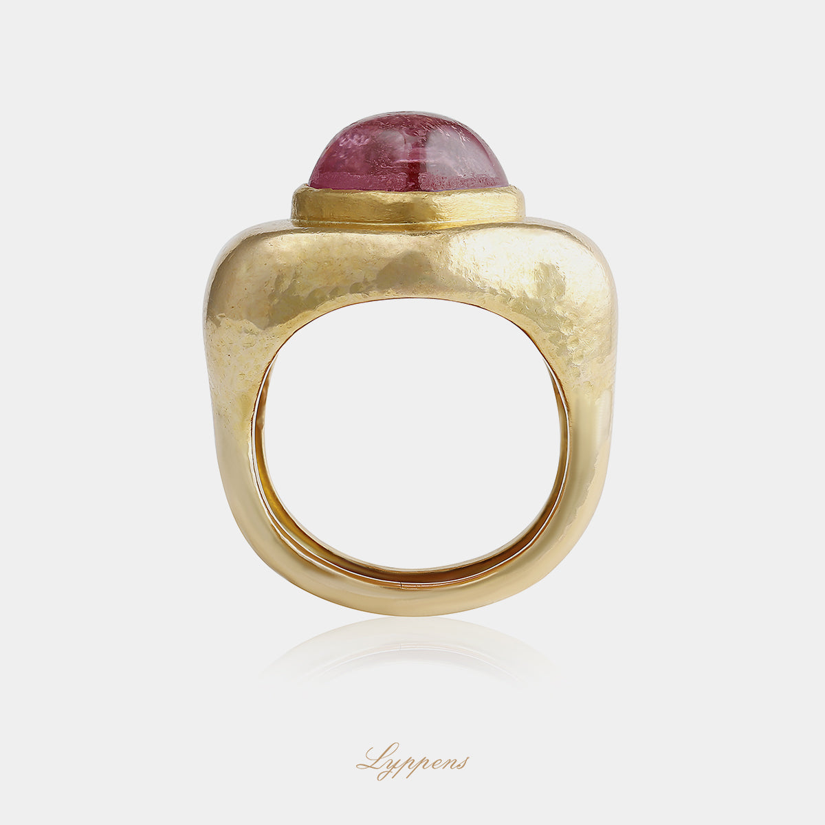 20 karaat geelgouden vintage jaren ’60 ring met vierkant gevormde cabochon toermalijn en een brede, sculpturale vorm met gehamerd oppervlak
