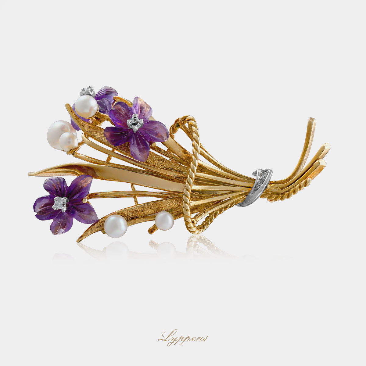 18kt geelgouden vintage jaren 60 broche in boeketvorm met amethist, parels en achtkant geslepen diamant