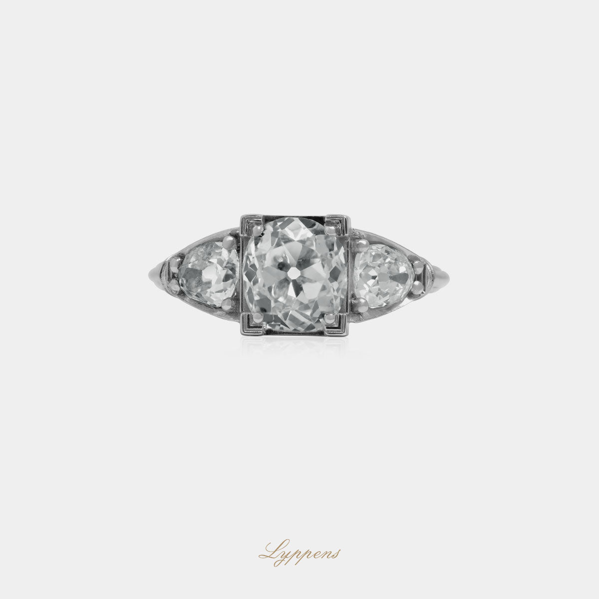 14kt witgouden ring met bolsjewiek geslepen diamant ca. 1.24 ct H/I Pi, geflankeerd door peer geslepen diamanten 1.91 ct H/I Pi