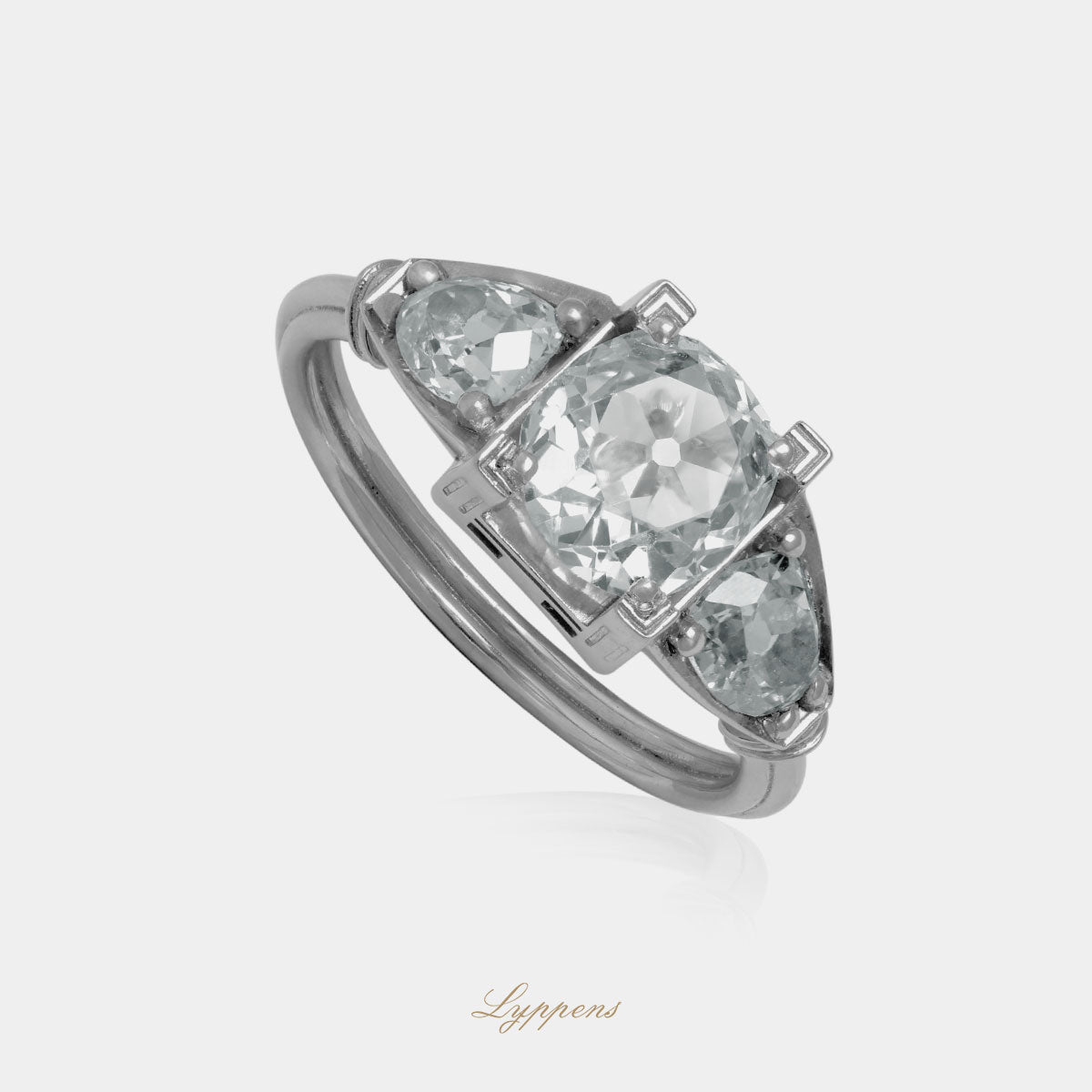 Witgouden ring met bolsjewiek geslepen diamant en peer diamanten