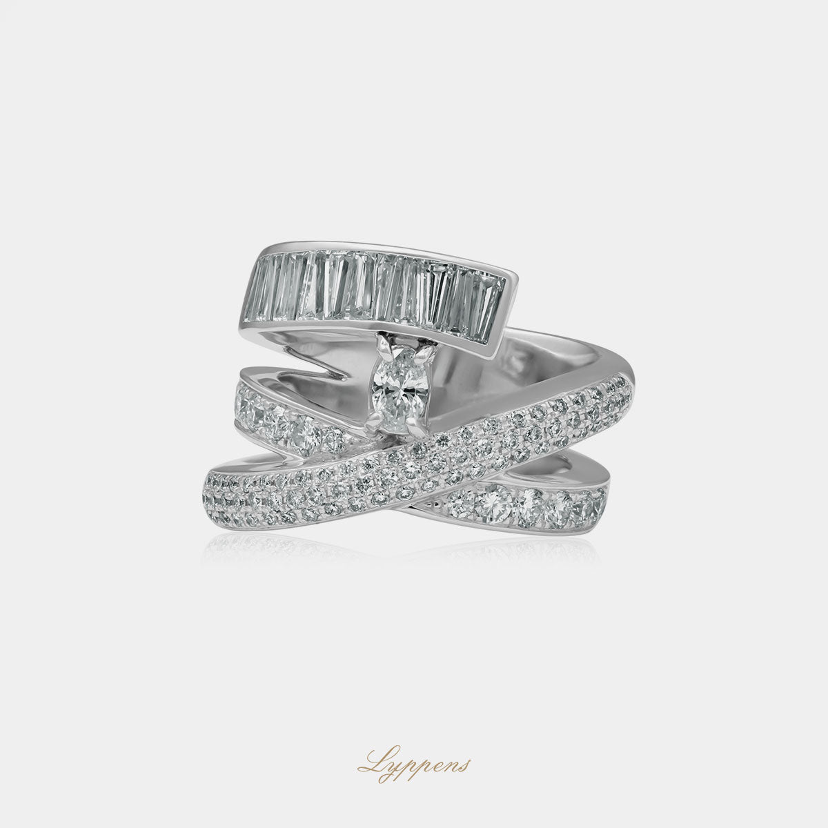 Witgouden vintage ring gezet met ovaal, taped en briljant geslepen diamant met een totaalgewicht van 2.14ct.