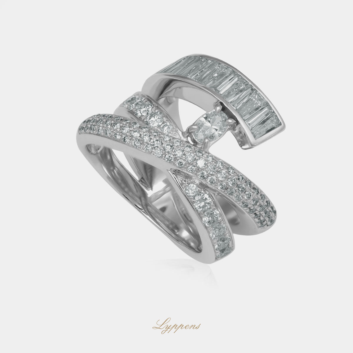 Witgouden vintage ring gezet met ovaal, taped en briljant geslepen diamant met een totaalgewicht van 2.14ct.