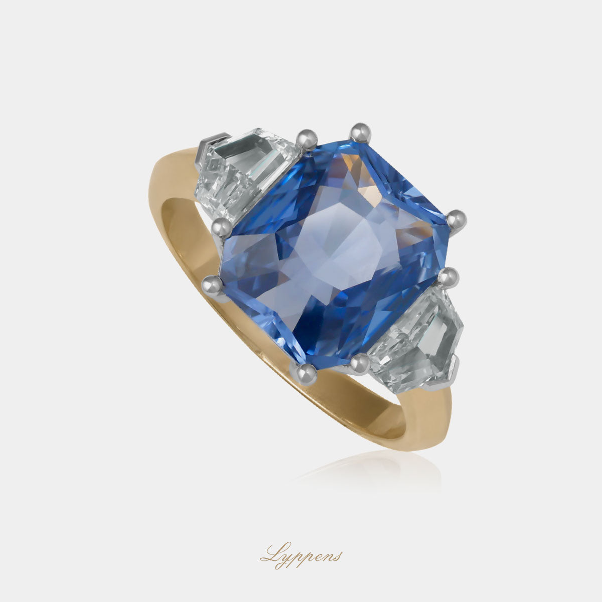 Geel- en witgouden ring met rechthoekige saffier en epaulette diamanten