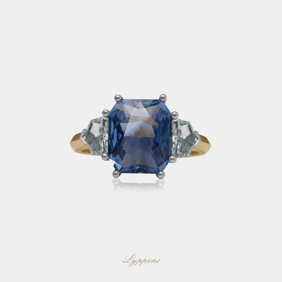 18kt geel- en witgouden ring met rechthoekig geslepen saffier 4.98 ct en epaulette geslepen diamanten 0.86 ct F SI1, ALGT gecertificeerd