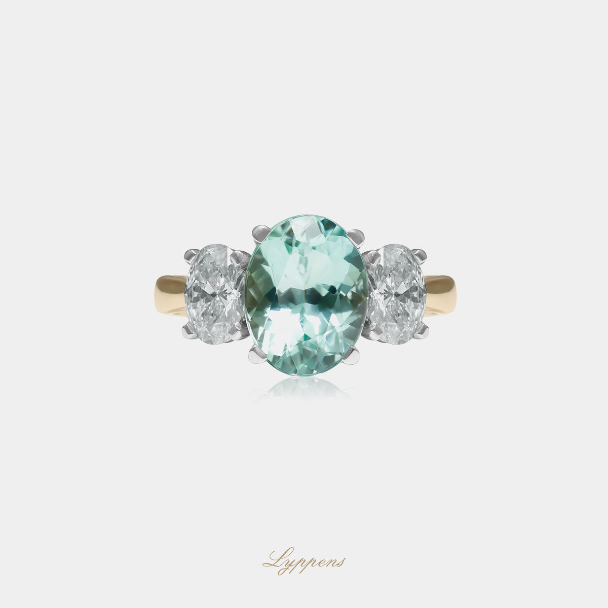18kt geel- en witgouden ring met ovaal geslepen mintkleurige toermalijn, geflankeerd door ovaal geslepen diamanten 1.42 ct F VS2, GIA gecertificeerd