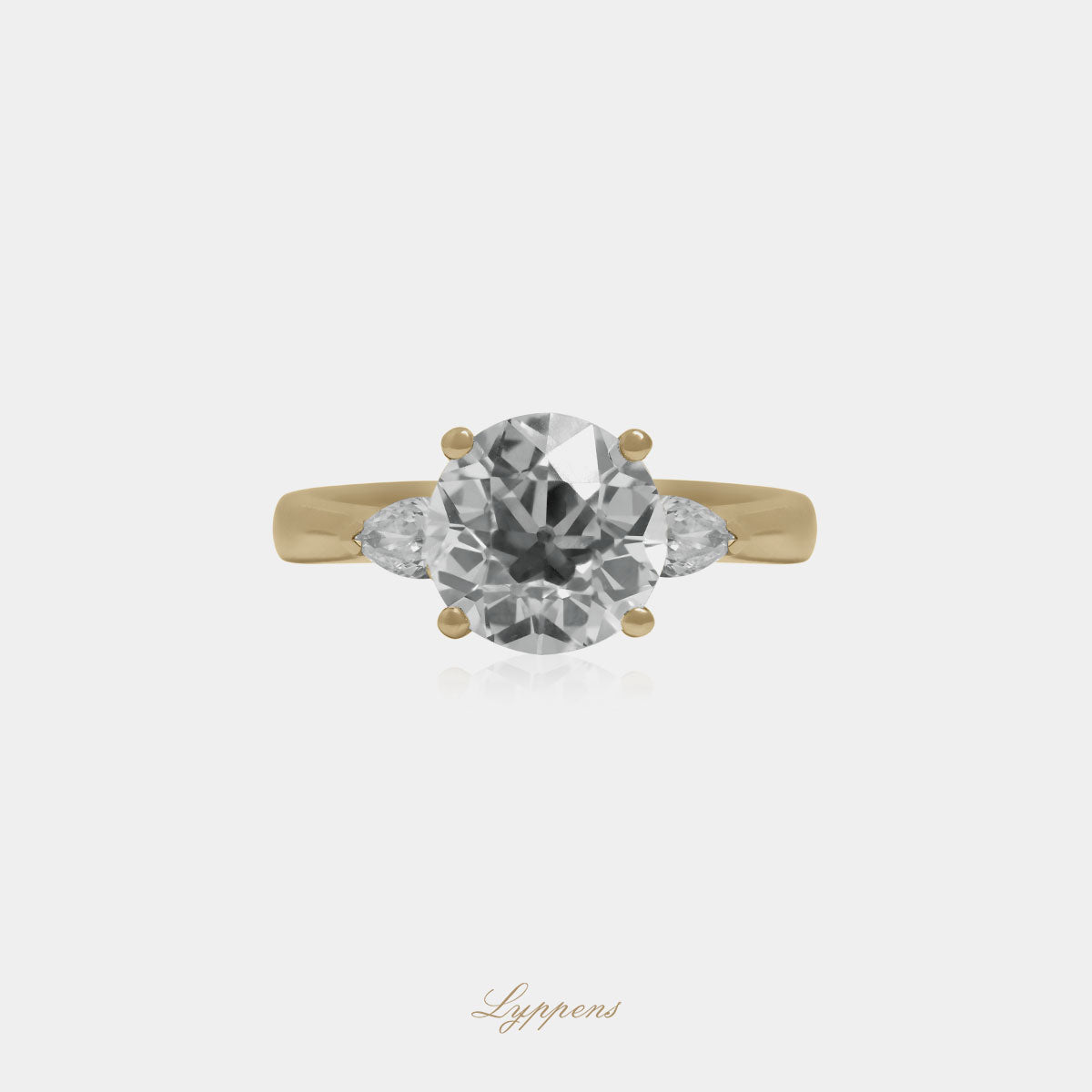 18kt geelgouden ring met oud Europees geslepen diamant 2.42 ct K SI2, geflankeerd door peer geslepen diamanten 0.26 ct G VS, HRD gecertificeerd