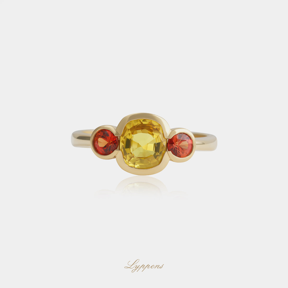 18kt geelgouden ring met cushion geslepen gele saffier en rond geslepen oranje saffieren