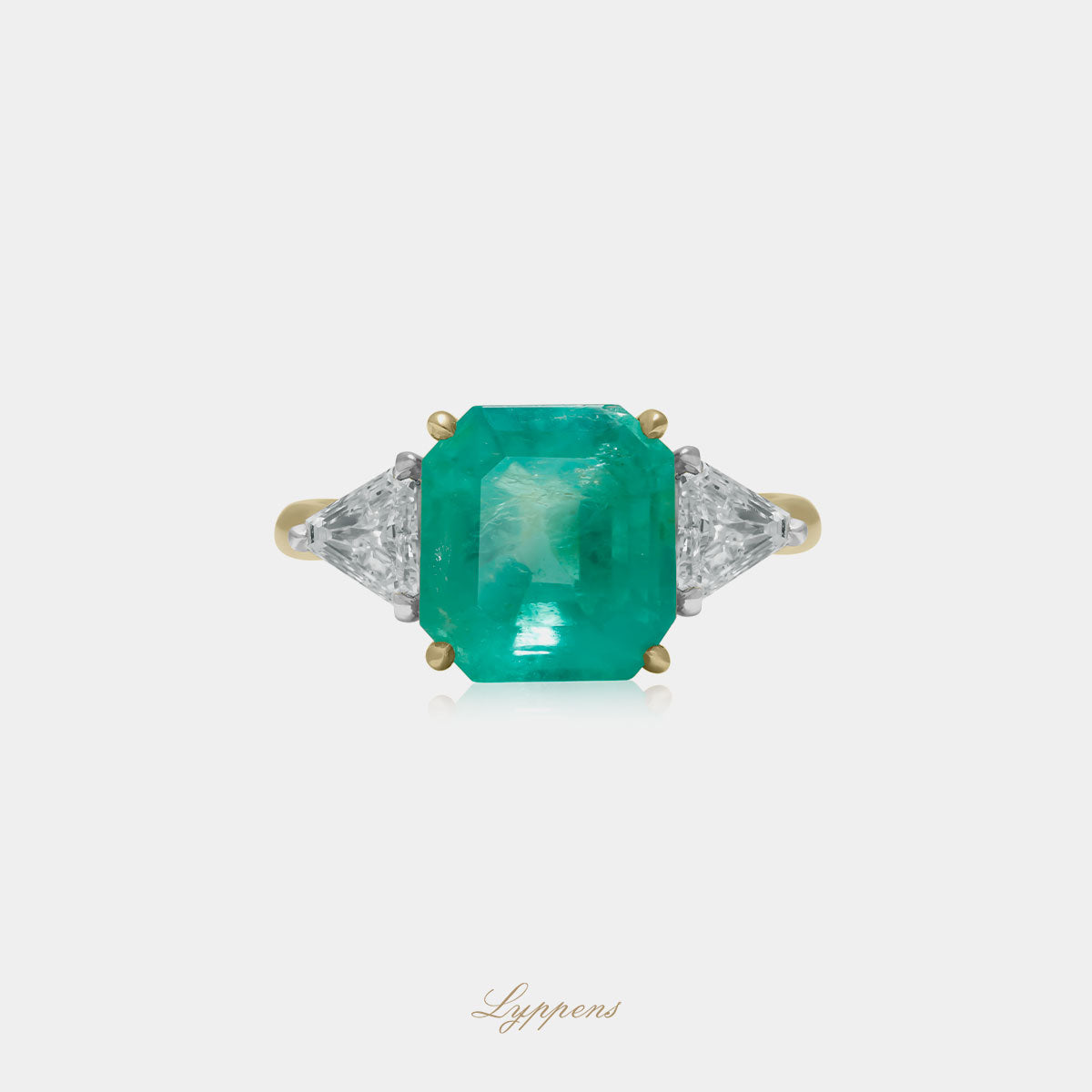 Geelgouden ring gezet met een emerald geslepen Colombiaanse smaragd van 5.80ct, geflankeerd met triangel geslepen diamant.