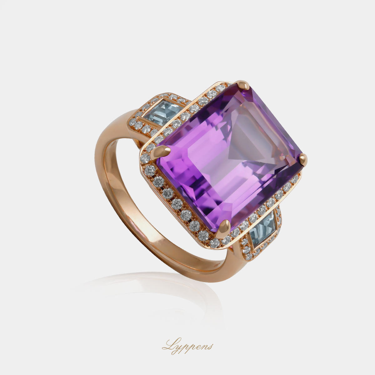 Roségouden ring gezet met amethist en geflankeerd met topaas en in een entourage van briljant geslepen diamant.