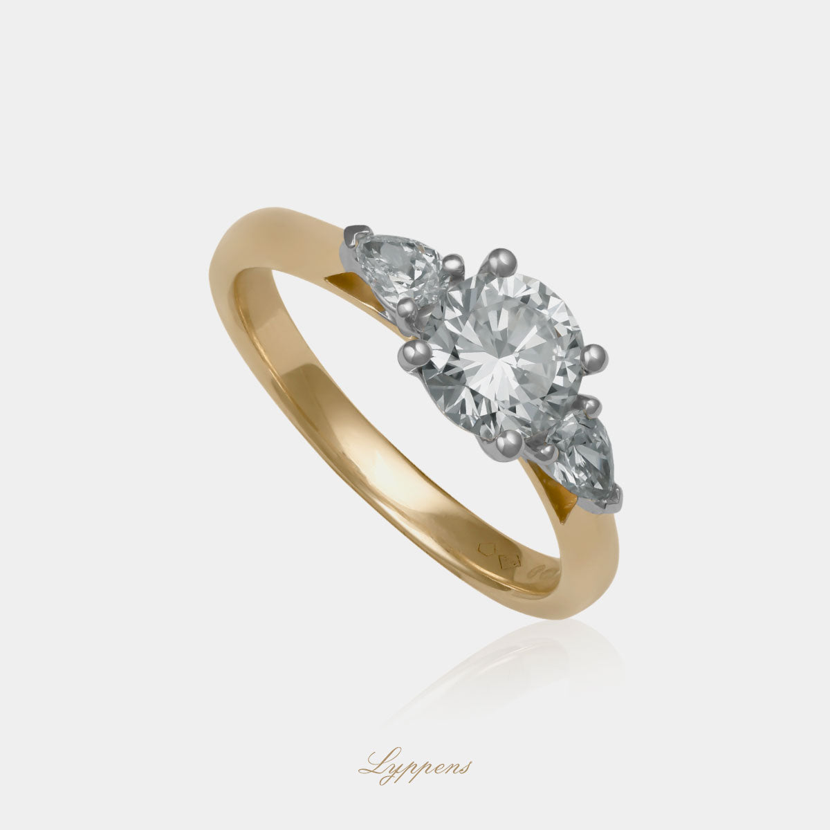 Geel- en witgouden ring met briljant geslepen diamant en peer geslepen diamanten