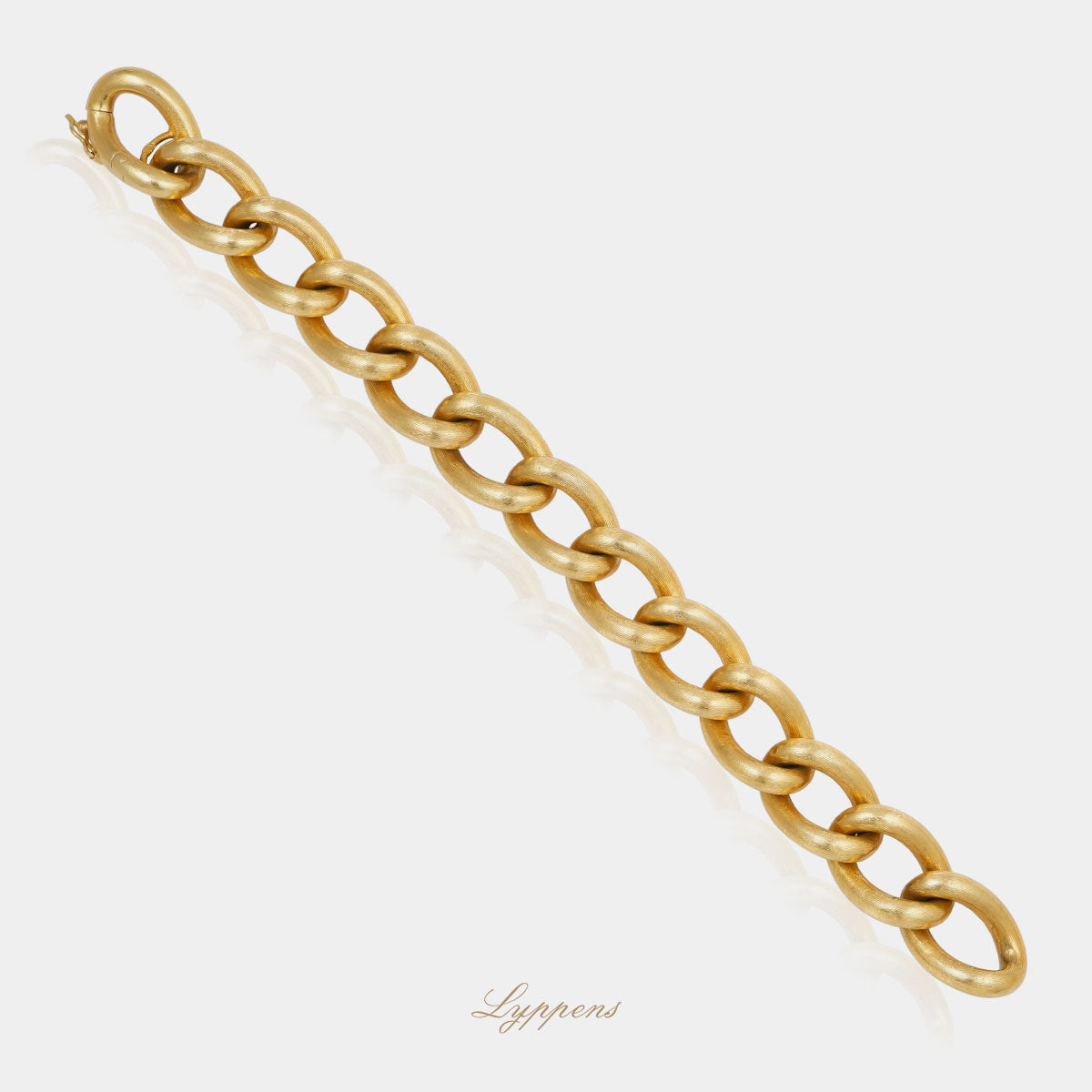 18kt geelgouden vintage jaren '70 schakelarmband uit Italië en opgebouwd uit gematteerde schakels.