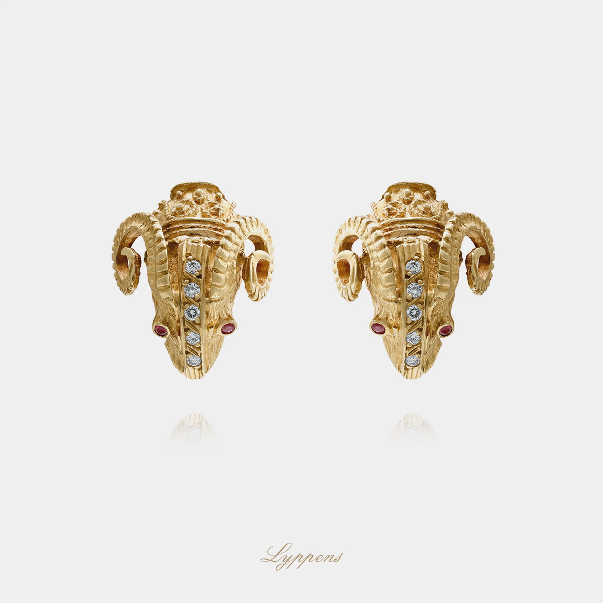 18kt geelgouden vintage jaren ‘70 oorclips in de vorm van een ramskop met diamant en robijn