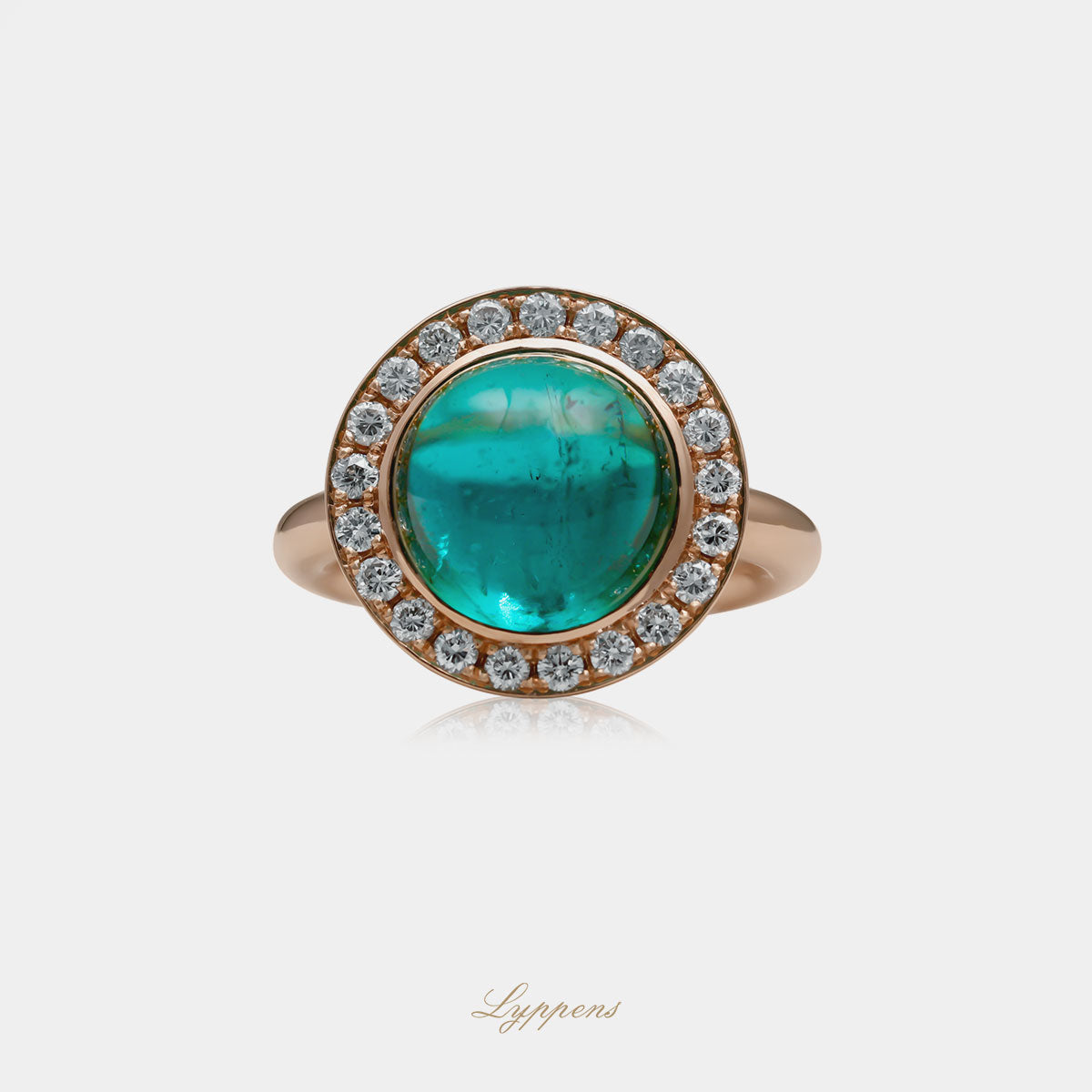 18kt roségouden entourage ring met cabochon geslepen blauwe toermalijn als middensteen en briljant geslepen diamanten van totaal 0.66ct, kleur G, zuiverheid VS.