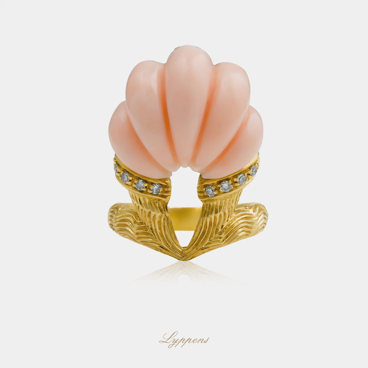 Geelgouden vintage jaren ‘70 ring met angelskin koraal en diamant