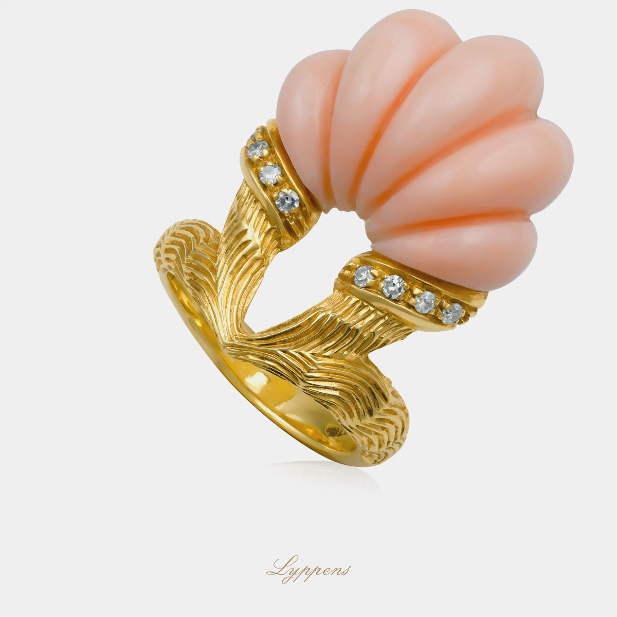 Geelgouden vintage jaren ‘70 ring met angelskin koraal en diamant