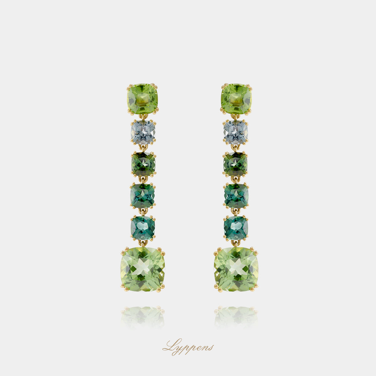 18kt geelgouden oorhangers met vierkant geslepen peridoot en toermalijnen in diverse groentinten