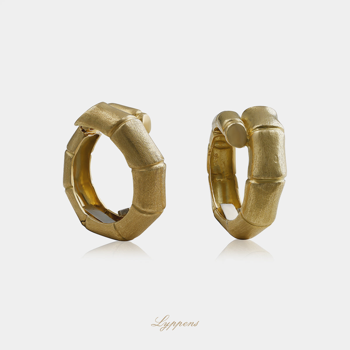 18kt geelgouden Italiaanse vintage oorringen uit de jaren '70, vormgegeven als langgerekte gedraaide bamboestengels met clipmechaniek