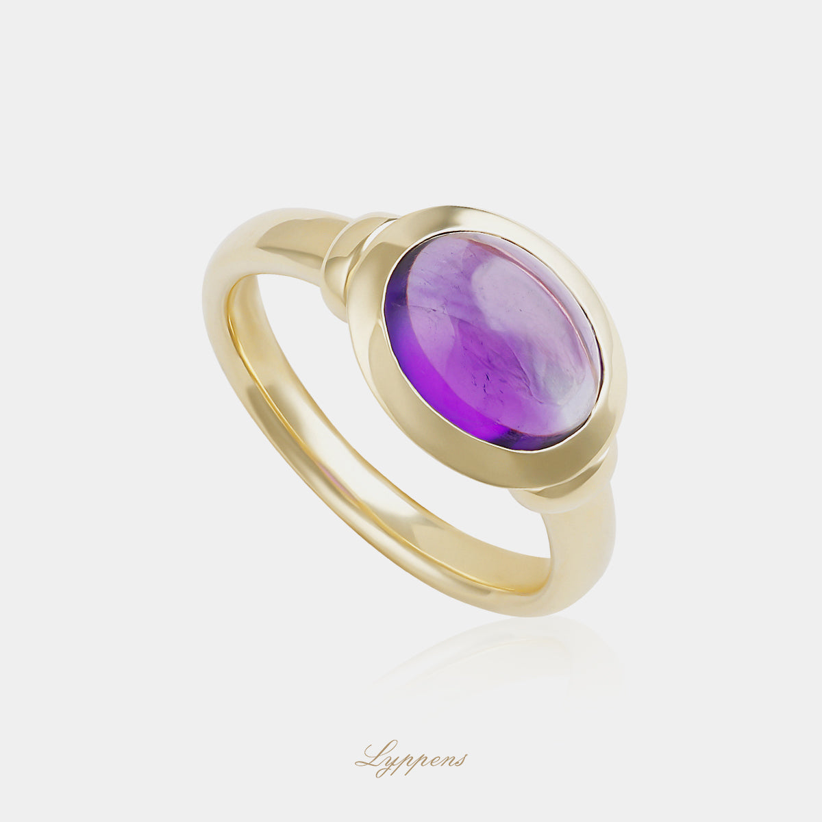 18 karaat geelgouden ring gezet met een cabochon geslepen amethist in een gladde zetting