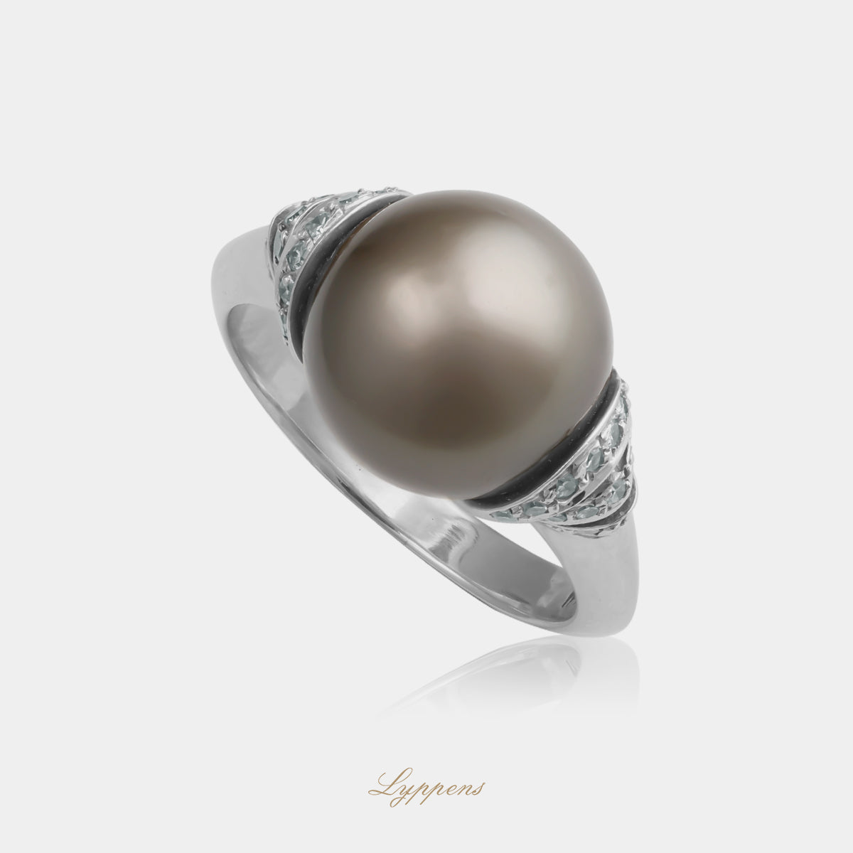 White gold vintage ring with Tahitian pearl and diamonds
