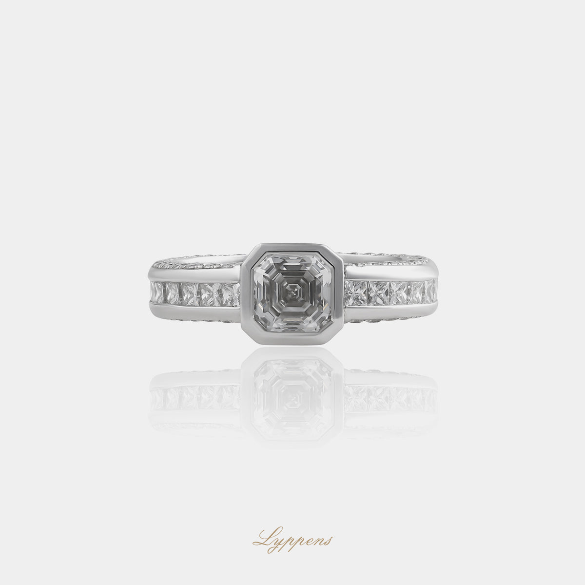 Platina diamanten ring met centrale Royal Asscher geslepen diamant van 0.92ct G VVS2, princess geslepen diamanten rondom en briljant geslepen diamanten aan de zijkanten