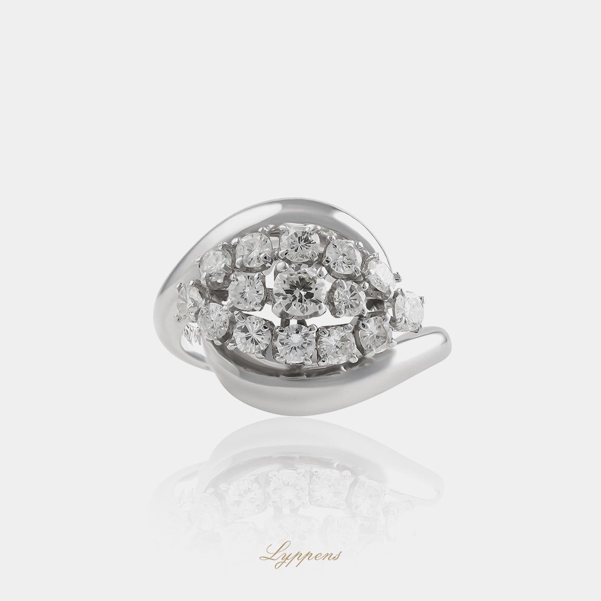 14kt witgouden vintage slagring met centraal briljant geslepen diamanten met een totaalgewicht van ca. 1.00ct