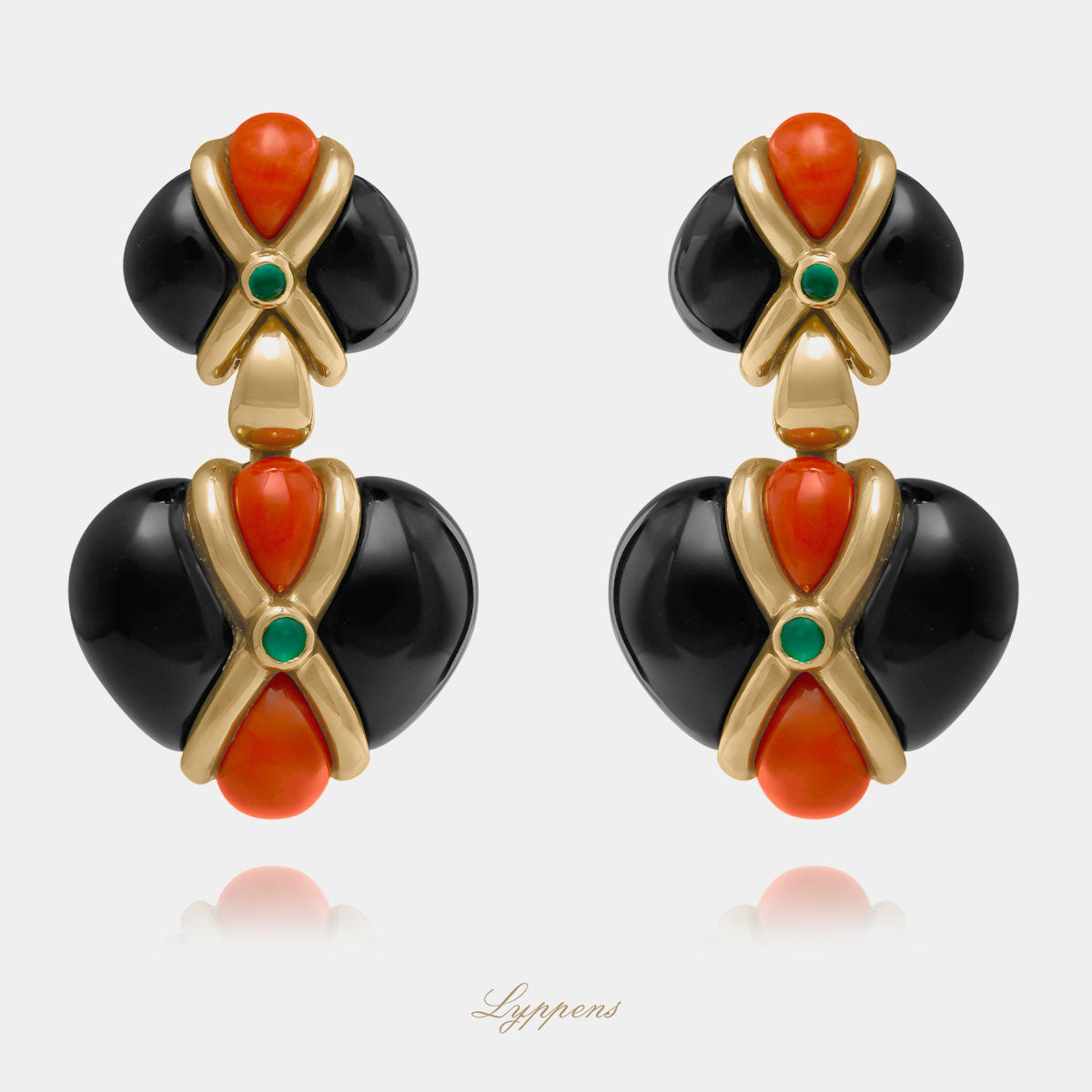 Geelgouden vintage oorbellen gezet met onyx, koraal en smaragd.