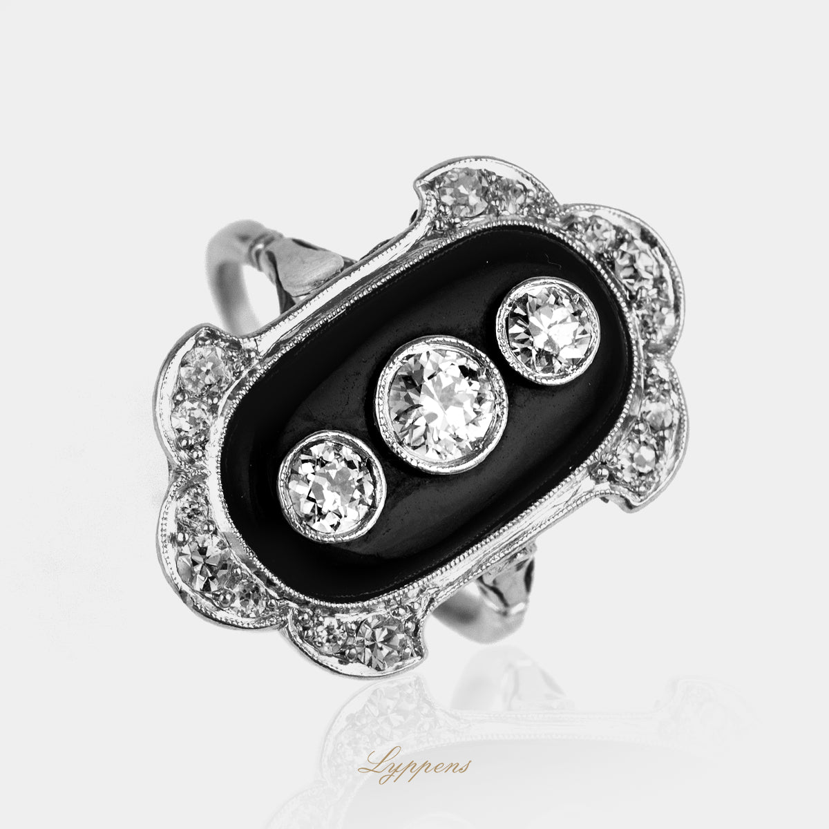 Staande platina vintage ring gezet met briljant geslepen diamant in onyx en omlijst met verschillende groottes diamant.