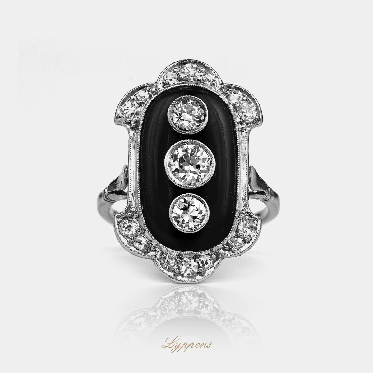Platina vintage ring gezet met briljant geslepen diamant in onyx en omlijst met verschillende groottes diamant.