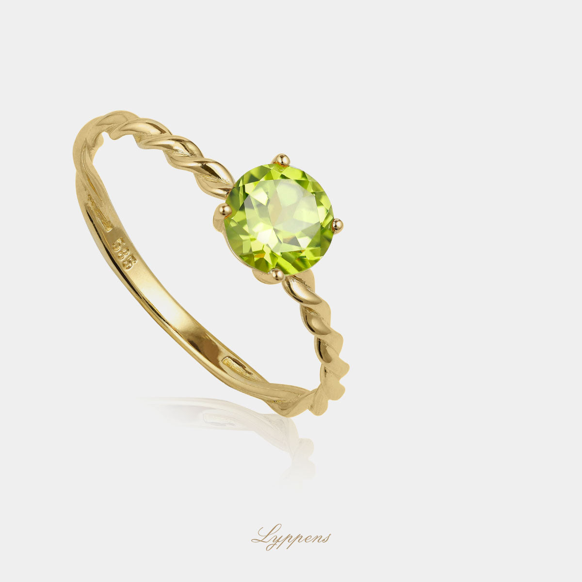 Geelgouden getorste ring in het midden gezet met een rond geslepen peridoot.