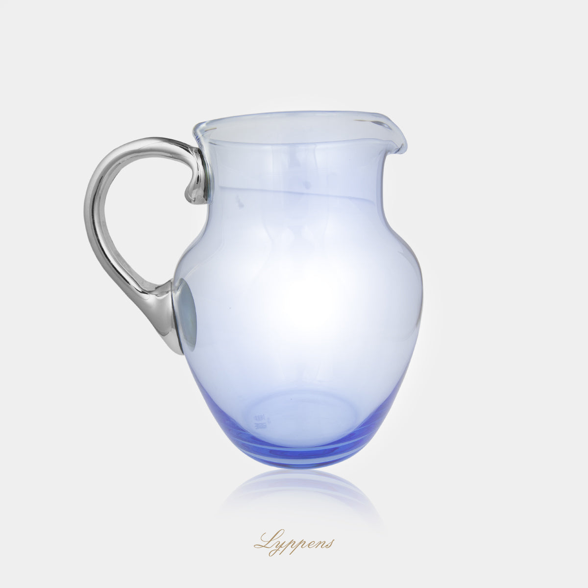 Blauwe glazen karaf gedecoreerd met zilveren handvat.