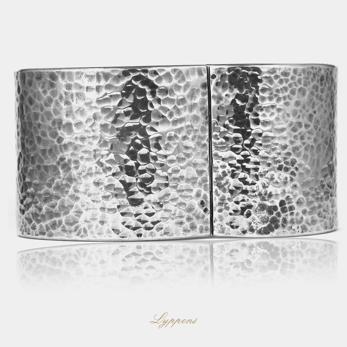 Brede zilveren armband met gehamerd motief.