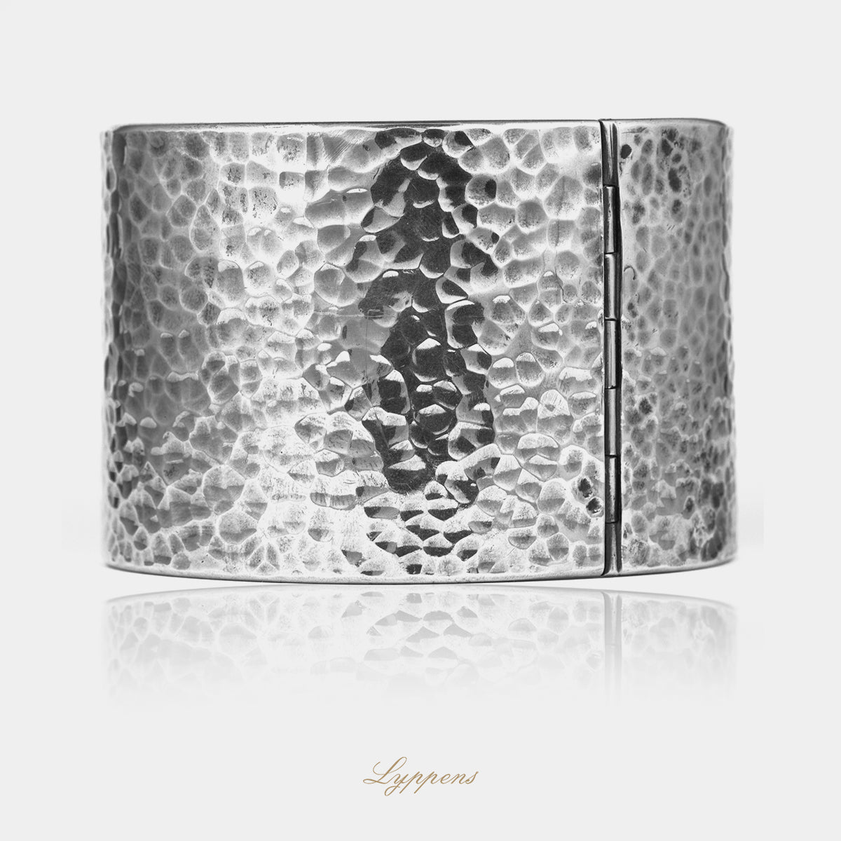 Brede zilveren armband met gehamerd motief.