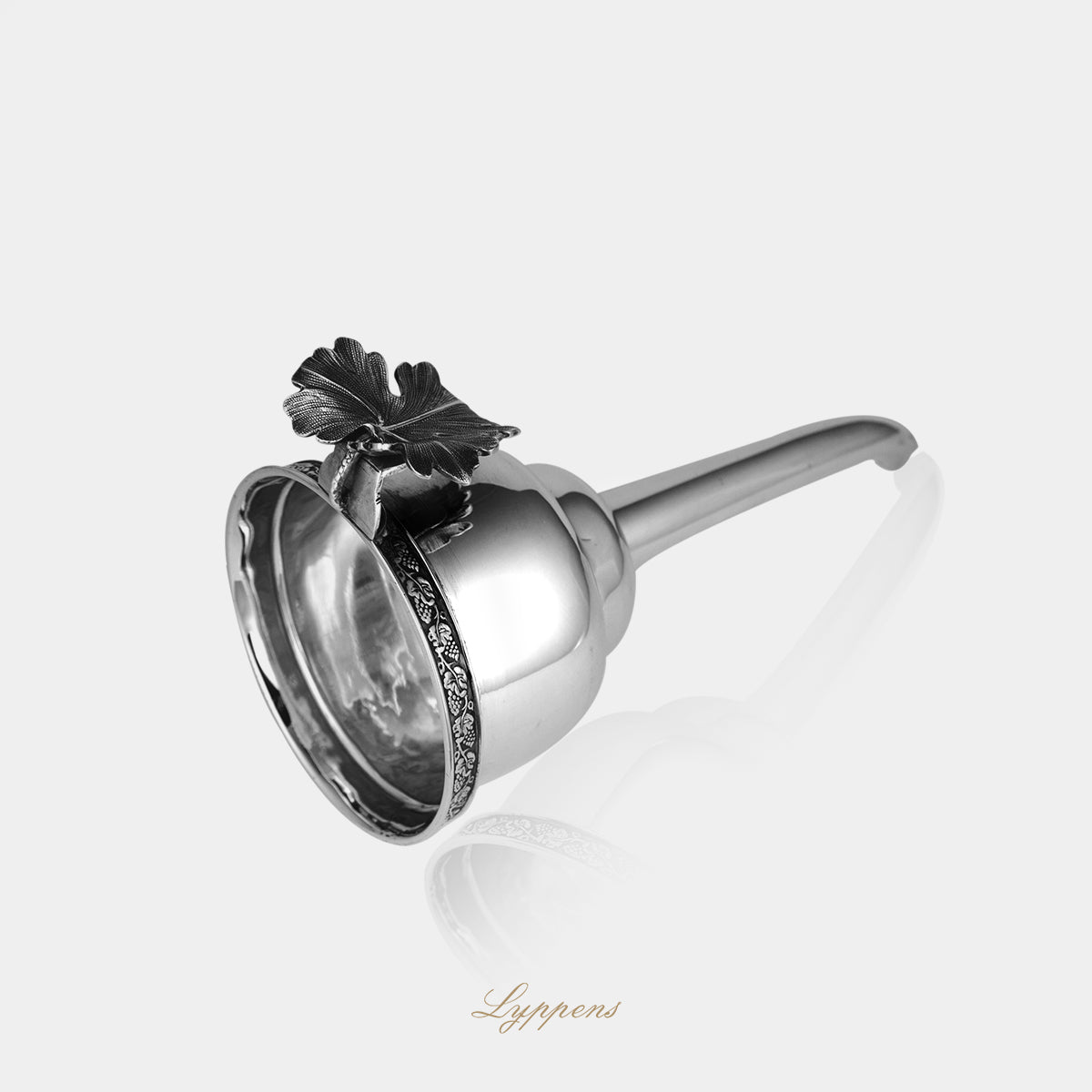 Tweede gehalte zilveren decanteer trechter gedecoreerd met druivenranken en druivenblad.