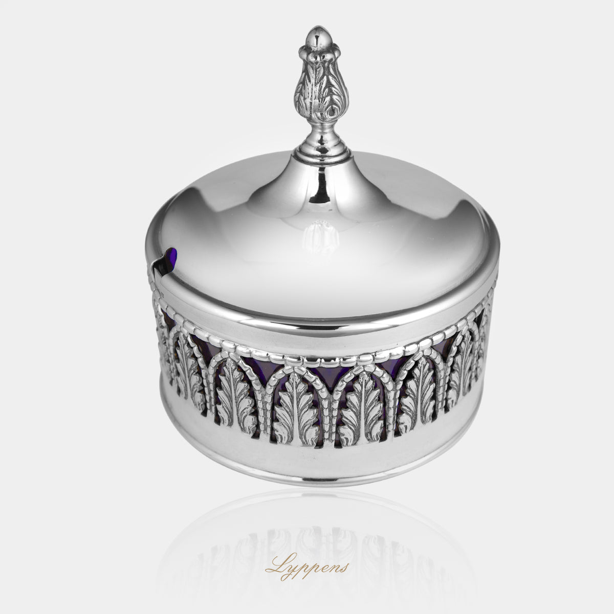 Eerste gehalte zilveren suikerpot met blauwe glazen binnen bak.