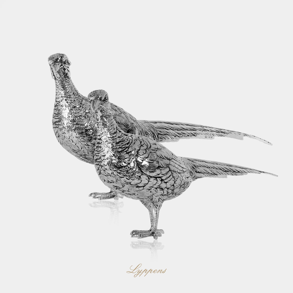 Eerste gehalte zilveren tafelstukken in de vorm van fazanten.