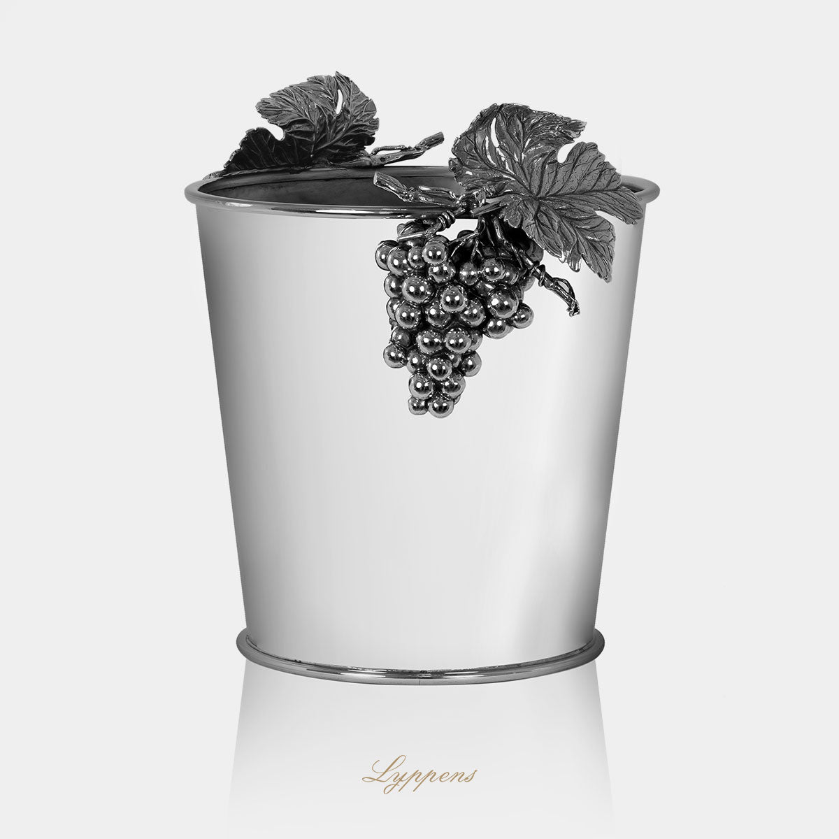 Wit bronzen champagne- wijnkoeler gedecoreerd met druiventrossen.