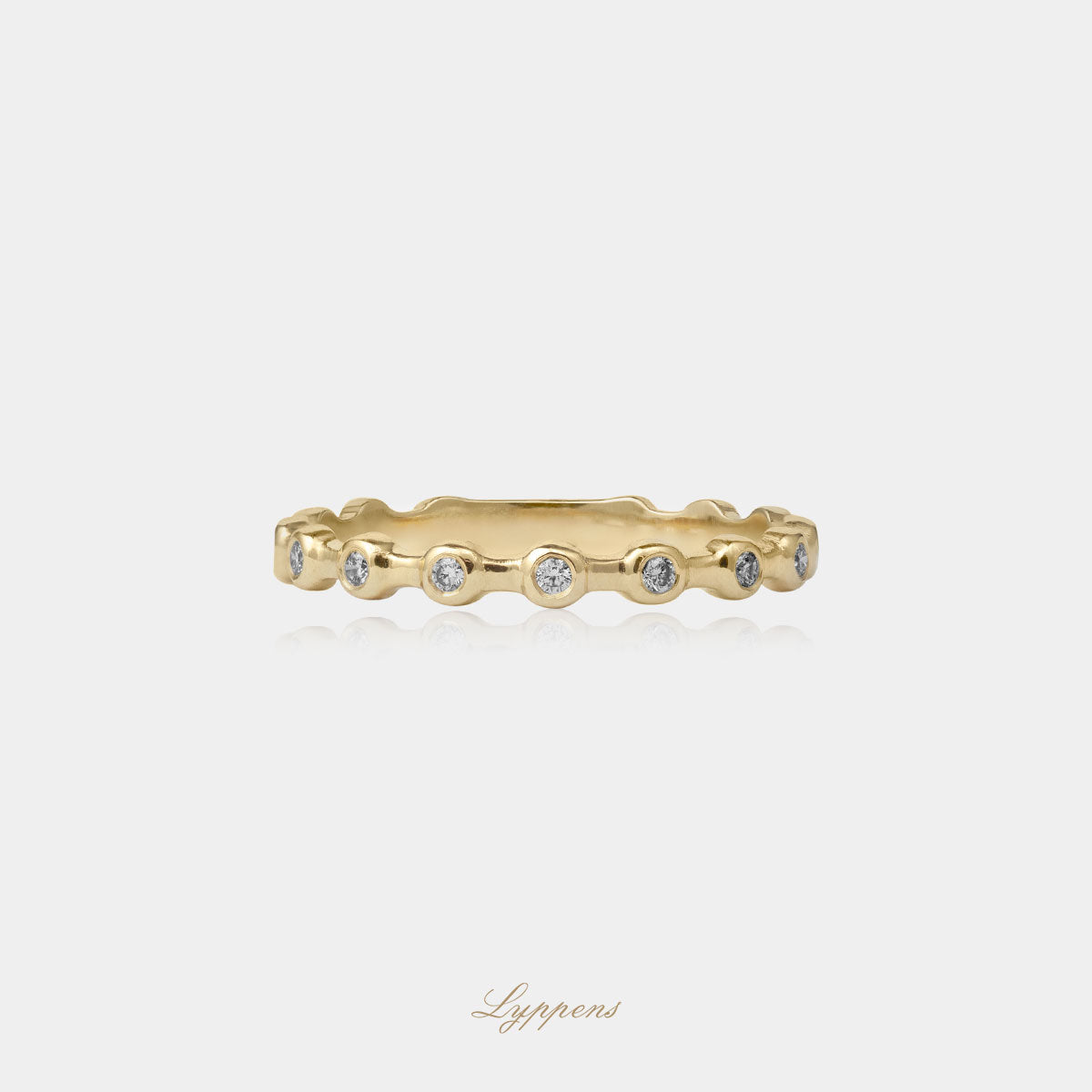Geelgouden ring rondom gezet met briljant geslepen diamant met een totaalgewicht van 0.08ct.