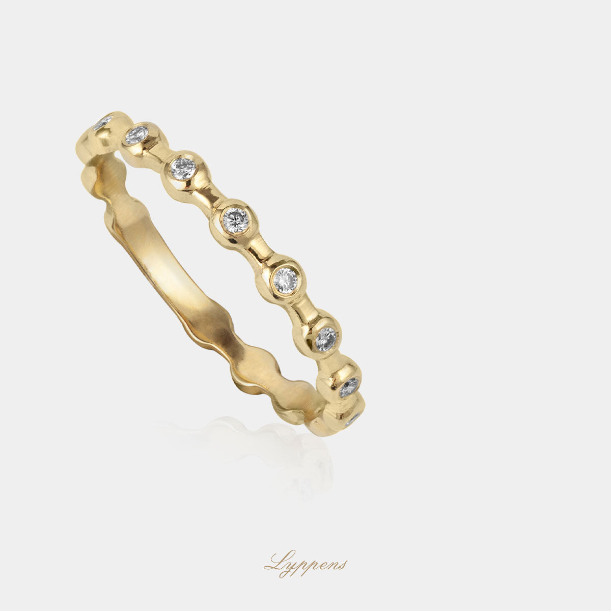Geelgouden ring rondom gezet met briljant geslepen diamant met een totaalgewicht van 0.08ct.