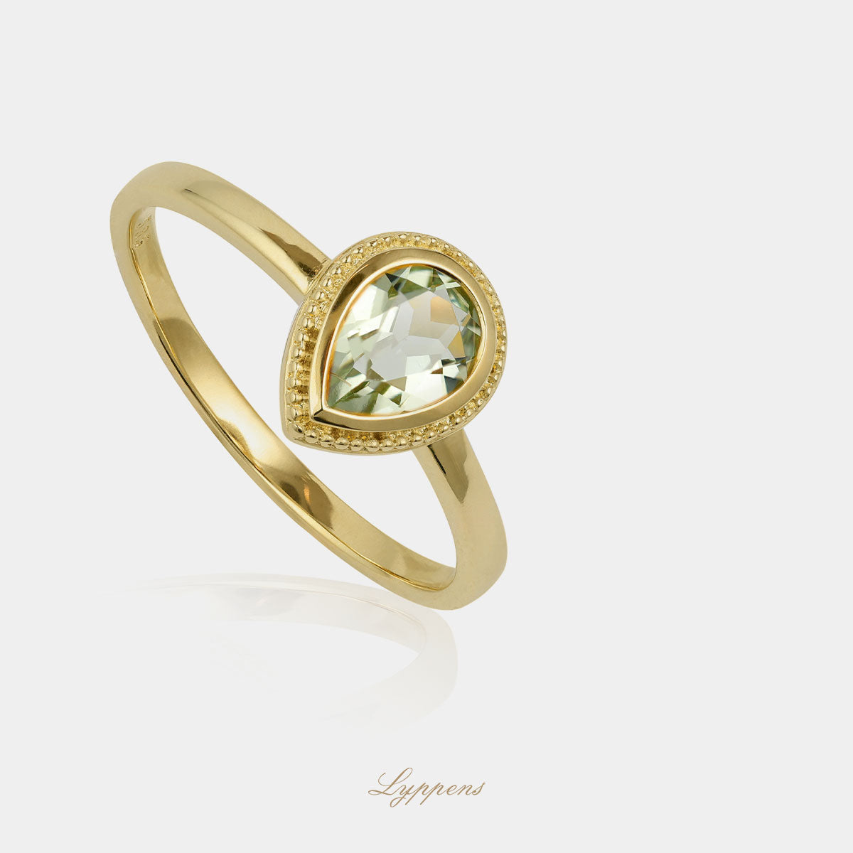 Geelgouden ring in het midden gezet met een peer geslepen prasioliet.