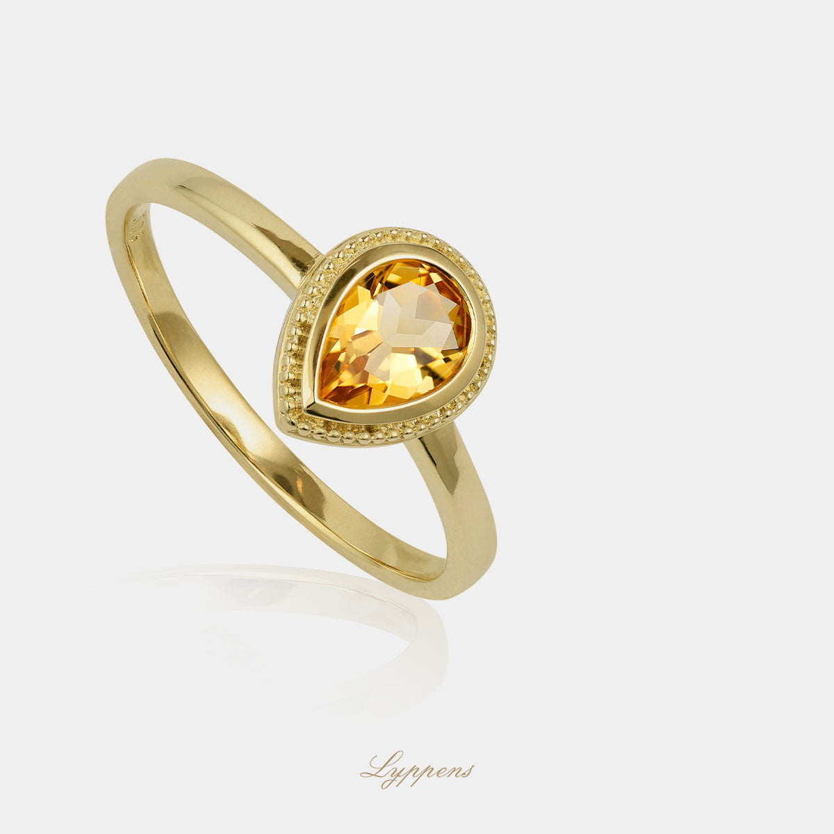 Geelgouden ring in het midden gezet met peer geslepen citrien.
