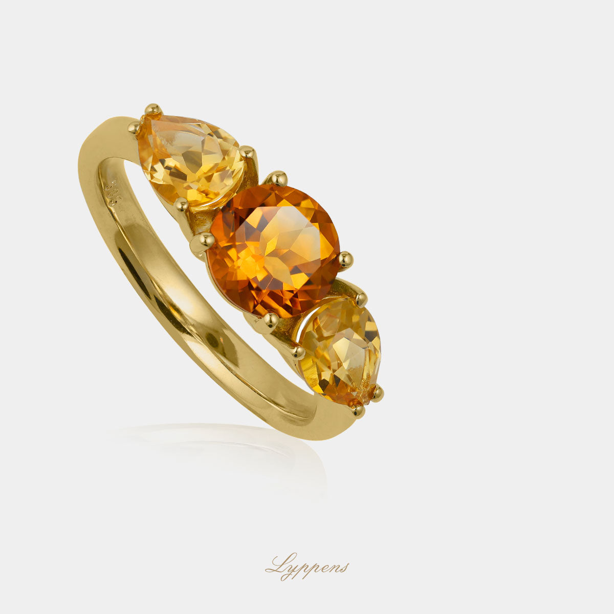 Geelgouden driesteens ring gezet met rond en peer geslepen citrien.