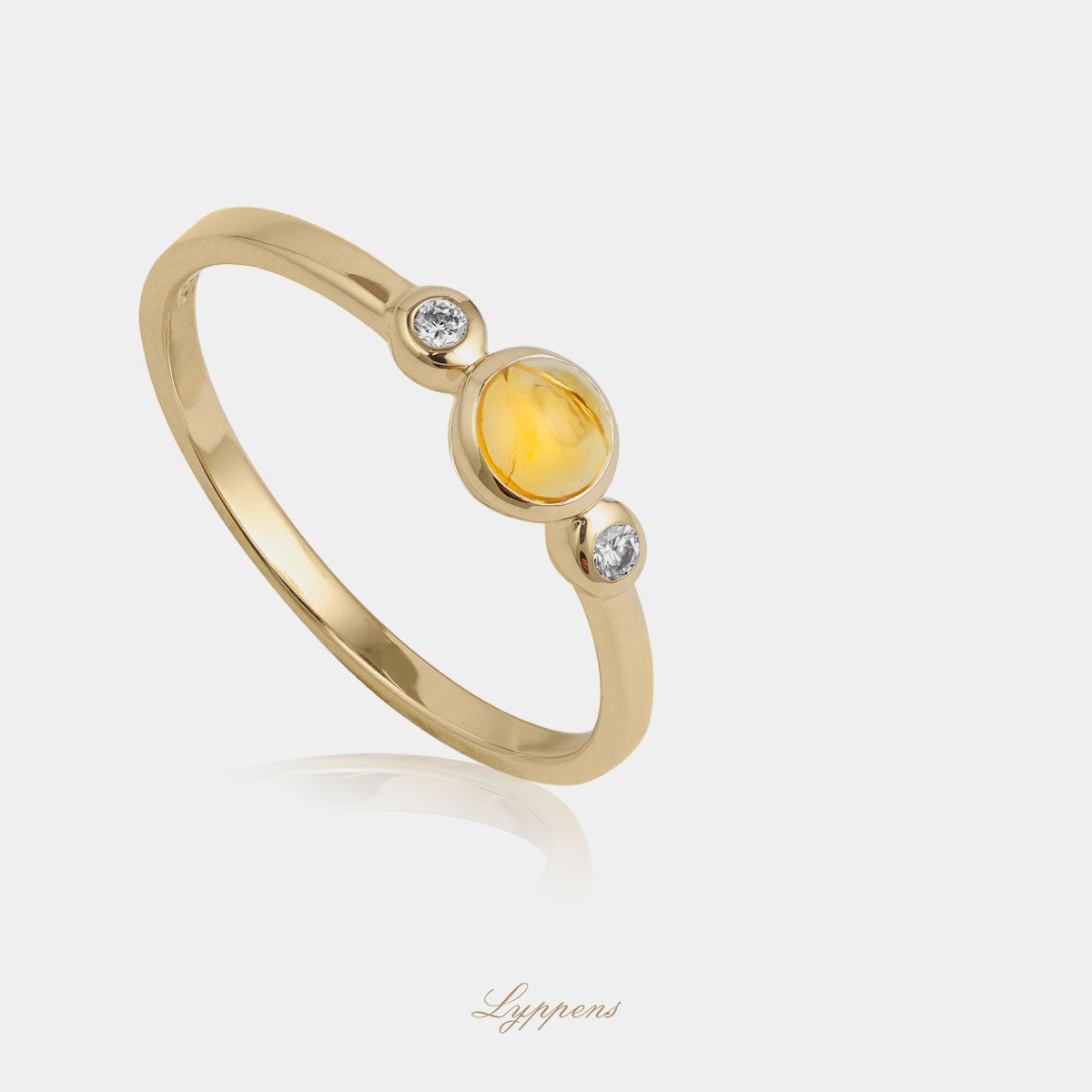 Geelgouden driesteens ring in het midden gezet met een cabochon geslepen citrien en geflankeerd door briljant geslepen diamant.